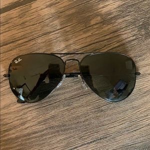 Black Ray-ban sunglasses